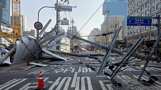 Utility poles near a construction site in Yeongdeungpo District, western Seoul, lie in ruins on the street on April. 11. [JOONGANG ILBO]