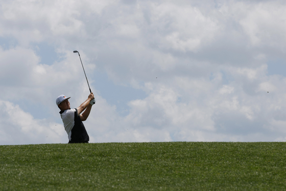 Im Sung-jae hits his tee shot on the 4th hole during the first round of The Masters at Augusta National Golf Club in Augusta, Georgia on April 10.  [REUTERS/YONHAP]