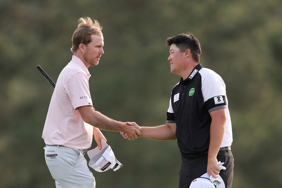 Im Sung-jae, right, shakes hands with Russell Henley on the 18th hole during the first round of The Masters at Augusta National Golf Club in Augusta, Georgia on April 10.  [AFP/YONHAP]
