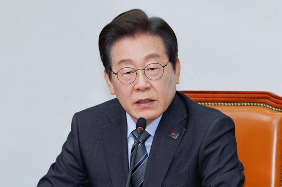 Former liberal Democratic Party leader Lee Jae-myung speaks during a supreme council meeting at the National Assembly in western Seoul on April 7. [NEWS1]
