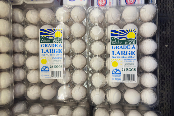 Eggs are displayed in a grocery store in Carmel, Indiana, United States, on April 9. [AP/YONHAP]