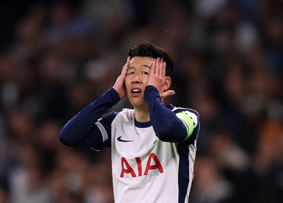 Son Heung-min of Tottenham Hotspur reacts to a play against Eintracht Frankfurt during the first leg of the quarterfinals in the UEFA Europa League at Tottenham Hotspur Stadium in London on April 10. [REUTERS/YONHAP]