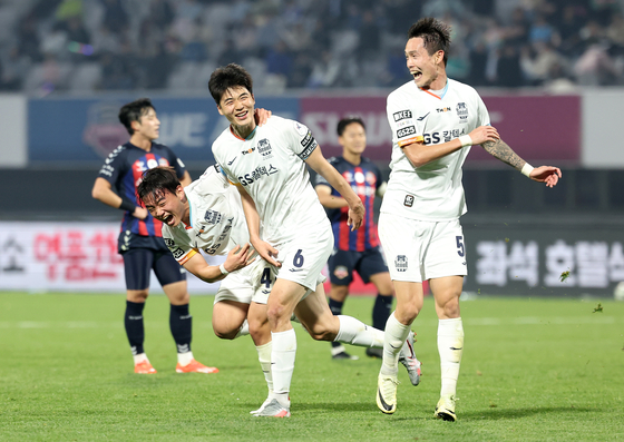 FC Seoul midfielder Ki Sung-yueng, center, celebrates scoring a goal during a K League 1 match against Suwon FC at Suwon Sports Complex in Suwon, Gyeonggi, on April 8. [NEWS1]
