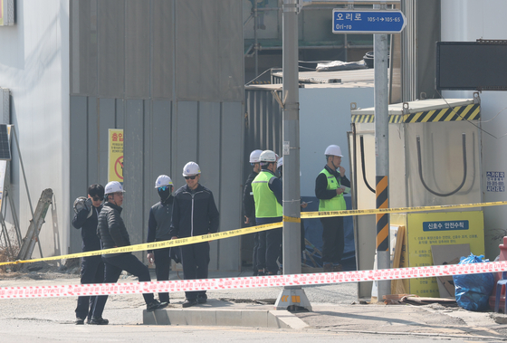 A one-kilometer stretch of Ori-ro between Yangji Intersection in Gwangmyeong and Hohyeon Intersection in Anyang is being controlled after a report of possible collapse in a subway construction site nearby was received on April 11. [NEWS1]