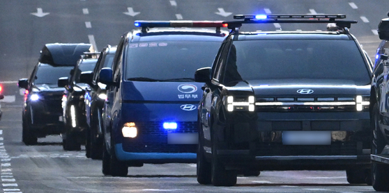 Security detail vehicles surrounding the car ridden by former President Yoon Suk Yeol are seen heading to Seoul Central District Court in Seocho District, southern Seoul on Feb. 20. [NEWS1] 