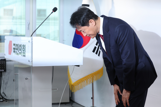 Seoul Mayor Oh Se-hoon announces that he won't run for the next president at the emergency conference in the conservative People Power Party headquarters in Yeouido, western Seoul, on April 12. [NEWS1]
