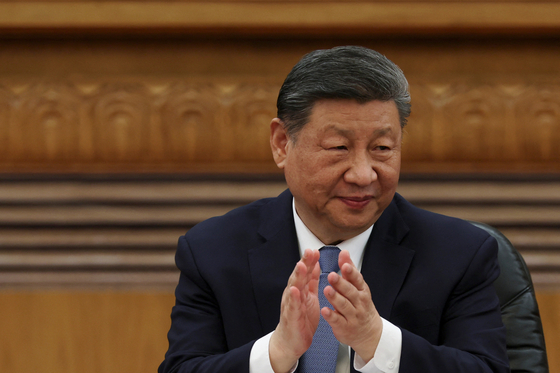 Chinese President Xi Jinping applauds at a meeting with foreign business leaders at the Great Hall of the People in Beijing on March 28. [REUTERS/YONHAP]