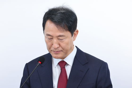 Seoul Mayor Oh Se-hoon announces that he won't run for the next president at the emergency conference in the conservative People Power Party headquarters in Yeouido, western Seoul, on April 12. [NEWS1]