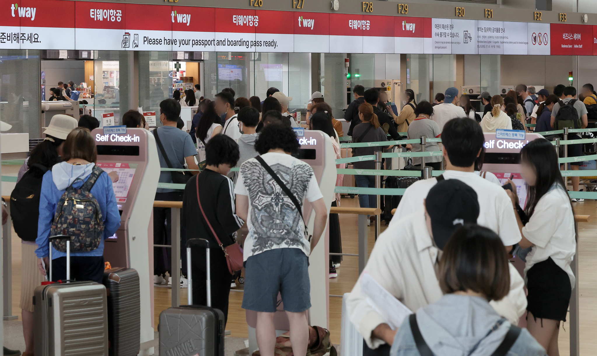 Travelers wait in line to check in for flights bound for Japan at the Incheon International Airport on July 7, 2024. [NEWS1]