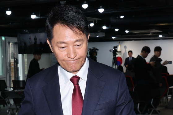 Seoul Mayor Oh Se-hoon announces that he won't run for the next president at the emergency conference in the conservative People Power Party headquarters in Yeouido, western Seoul, on April 12. [NEWS1]