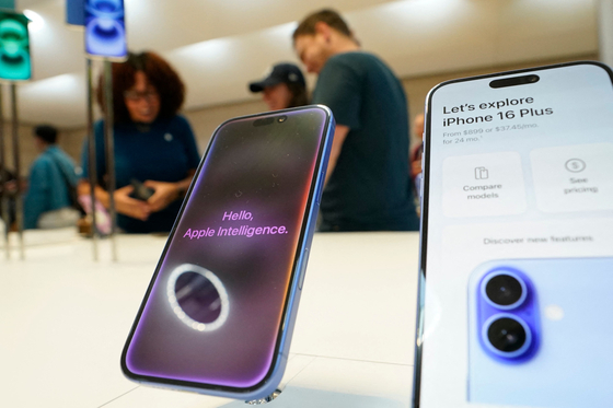 Apple iPhone 16 are on display during the launch on Sept. 20, 2024, at the Apple Store in New York. The Trump administration has exempted smartphones, computers and other electronics from its punishing ″reciprocal″ tariffs on April 11. [AFP/YONHAP]