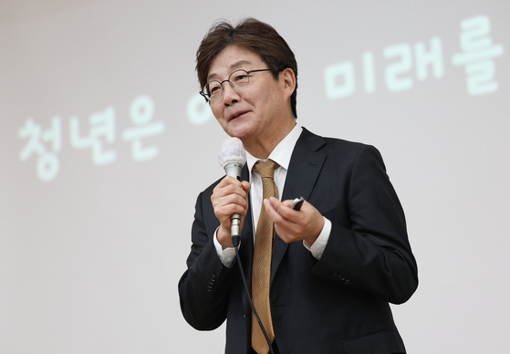 Former lawmaker Yoo Seong-min gives a lecture at Kyungpook National University in Daegu on April 11 [YONHAP]