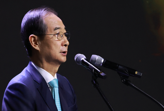 Acting President Han Duck-soo in western Seoul on April 11 [YONHAP]