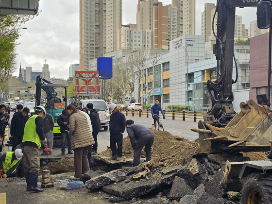 A sinkhole near Aeogae Station, Line No. 5, on April 13 [JOONGANG ILBO]