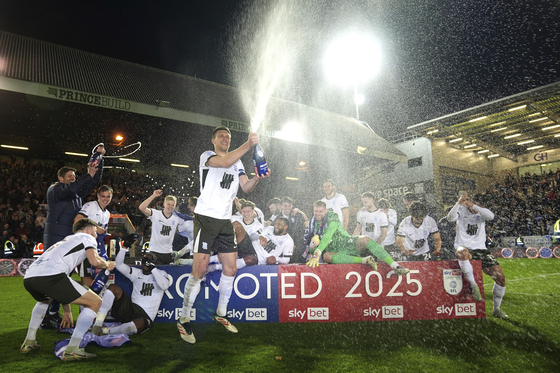 Birmingham City players celebrate promotion after a League One match against Peterborough United at the Weston Homes Stadium in Peterborough, England, on April 8. [AP/YONHAP] 