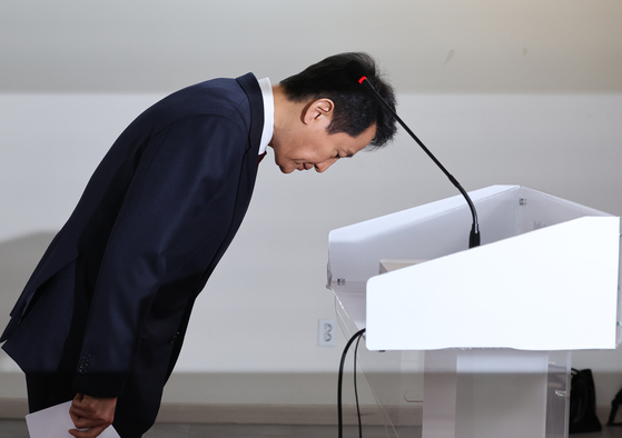 Seoul Mayor Oh Se-hoon announces that he won't run for the next president at the emergency conference in the conservative People Power Party headquarters in Yeouido, western Seoul, on April 12. [YONHAP]
