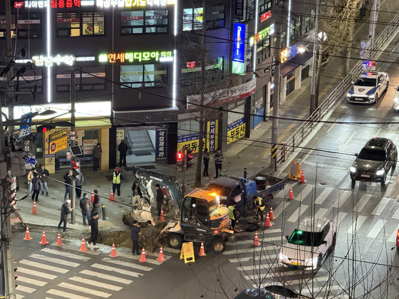 A small sinkhole appears in Gangdong District, eastern Seoul, on April 2. [YONHAP]