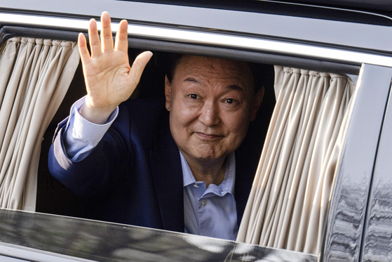 Former president Yoon Suk Yeol waves to his supporters at the Acrovista apartment complex in southern Seoul on April 11. [NEWS1] 