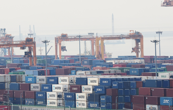 Cargo stacked at the Pyeongtaek Port in Gyeonggi on April 9 [YONHAP]