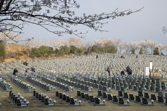 Visitors pay their respects at the April 3 Peace Park in Jeju Island, made to commemmorate the victims of the 1947-49 Jeju April 3 Uprising, on April 3. [NEWS1]
