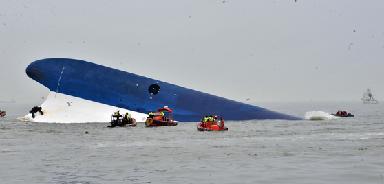 The Sewol ferry sinks into the sea as the rescuers dispatched by the marine police and the Navy approach the ship. [JOONGANG ILBO]
