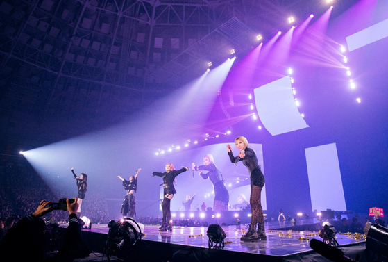 Girl group 2NE1's encore concerts for the ″Welcome Back″ tour held on April 12 and 13 at the KSPO Dome in southern Seoul [YG ENTERTAINMENT]