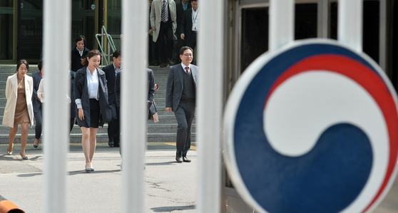 Civil servants leave the government complex in Sejong on April 4, 2017. [NEWS1]