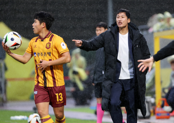 Gwangju FC manager Lee Jung-hyo, right, instructs his players during a K League 1 match against Gwangju Football Stadium in Gwangju on May 15, 2024. [YONHAP] 