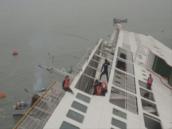 The passengers of Sewol Ferry are sitting at the unsunken rear of the ship, waiting for the rescue forces to reach them. [JOONGANG ILBO]