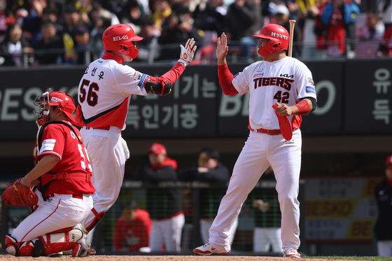 The SSG Landers celebrate during a KBO game against the Kia Tigers at Gwangju-Kia Champions Field in Gwangju on April 13. [NEWS1] 