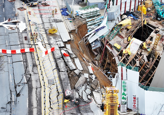Authorities work on April 13 to recover missing workers at a tunnel that collapsed in Gwangmyeong, Gyeonggi, on April 11 afternoon. [YONHAP]