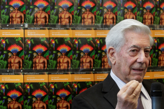 Peruvian writer Mario Vargas Llosa gestures as he answers a journalist's question at the Vienna main library in Austria on Oct. 18, 2011. [REUTERS/YONHAP]