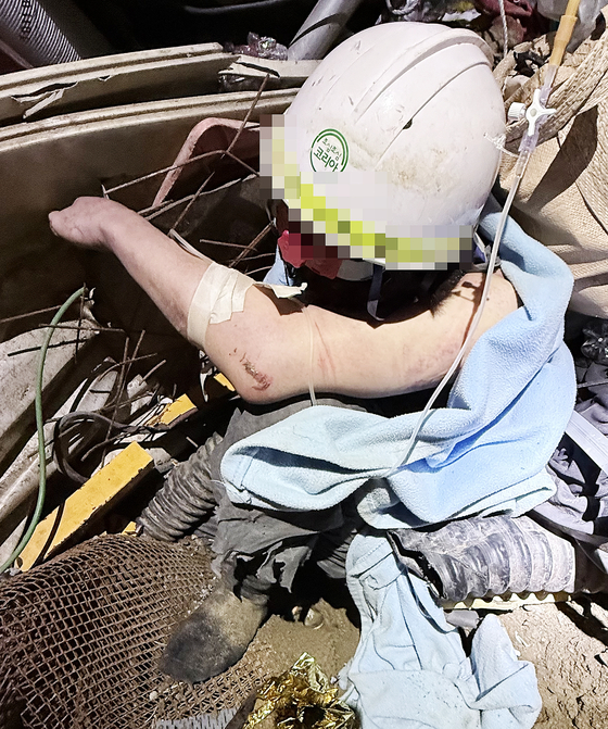 Authorities pull out an excavator driver on April 13 from a tunnel that collapsed in Gwangmyeong, Gyeonggi, on April 11 afternoon. [GYEONGGI FIRE SERVICES] 