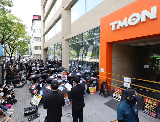 Sellers and customers affected by TMON's liquidity crisis hold a protest demanding refunds or payment in front of the e-commerce platform's headquarters in Gangnam District, southern Seoul, on Aug. 13, 2024. [YONHAP] 