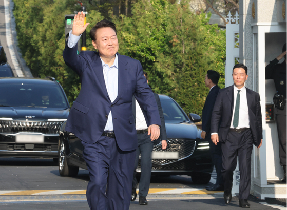 Former President Yoon Suk Yeol waves to his supporters as he leaves the presidential residence in Hannam-dong, Yongsan District, central Seoul, on April 11. [YONHAP]