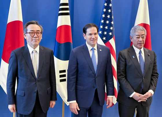 The top diplomats of South Korea, the United States and Japan pose for a commemorative photo ahead of their meeting, held for the first time in about two months, at the North Atlantic Treaty Organization (NATO) headquarters in Brussels, Belgium, on April 3. From left, South Korean Minister of Foreign Affairs Cho Tae-yul, U.S. Secretary of State Marco Rubio and Japanese Foreign Minister Takeshi Iwaya. [YONHAP]
