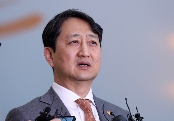 Minister of Trade, Industry and Energy Ahn Duk-geun answers reporters' questions at Incheon International Airport Terminal 2 before departing for the United States on March 20. [NEWS1]