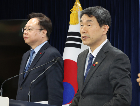 Education Minister Lee Ju-ho, right, speaks during a briefing at Government Complex Seoul in central Seoul on Jan. 10. [YONHAP] 