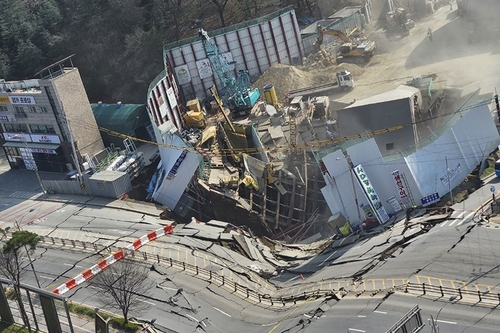 The collapsed underground section of the Sinansan Line construction site in Gwangmyeong, Gyeonggi, on April 11 [YONHAP]