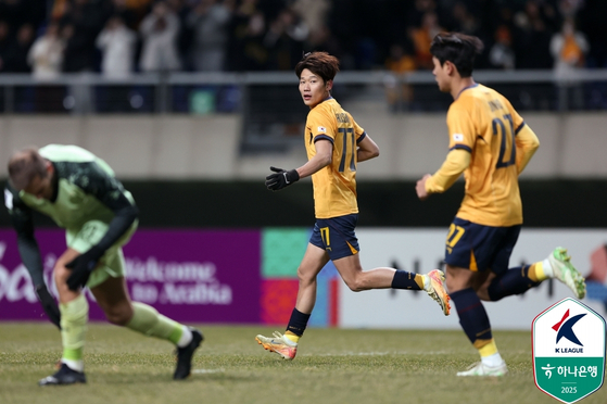 Gwangju FC midfielder Oh Hoo-sung, center, celebrates scoring during an AFC Champions League Elite match against Buriram United at Gwangju World Cup Stadium in Gwangju on Feb. 18. [YONHAP]
