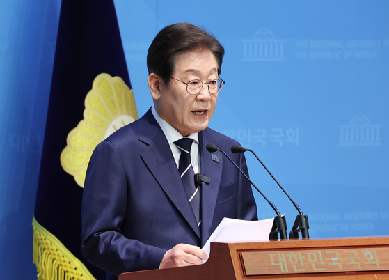 Former Democratic Party leader Lee Jae-myung, delivers a speech regarding his policy vision and campaign engagement schedule National Assembly in Yeouido, western Seoul, on April 11. [YONHAP]