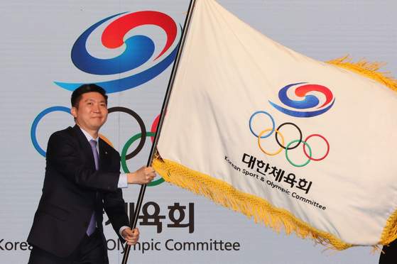 Korean Sport & Olympic Committee (KSOC) President Ryu Seung-min waves the KSOC flag during his inauguration ceremony at the Grand Hyatt Seoul in central Seoul on March 27. [YONHAP] 