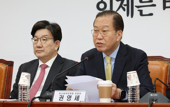 Rep. Kwon Young-se, right, head of the emergency leadership committee of the People Power Party (PPP), and PPP floor leader Kweon Seong-dong attend an emergency party meeting at the National Assembly in Yeouido, western Seoul, on April 14. [YONHAP]