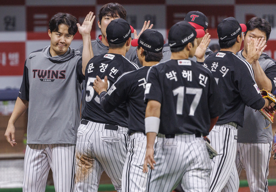 The LG Twins celebrate after winning a KBO game 7-3 against the Kiwoom Heroes at Gocheok Sky Dome in western Seoul on April 10. [YONHAP] 