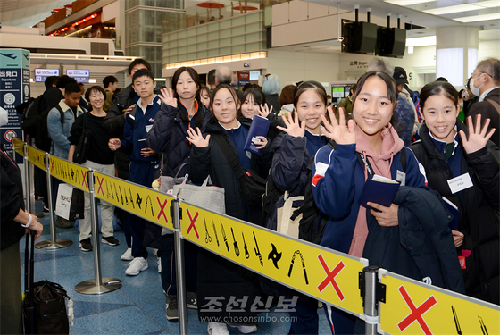 This file photo, carried by the Chosun Shinbo, a pro-North Korean newspaper in Japan, on Nov. 18, 2024, shows members of an art troupe of Korean schoolchildren in Japan who are to arrive in Pyongyang the following day to attend an art performance for the new year in January 2025. [YONHAP]