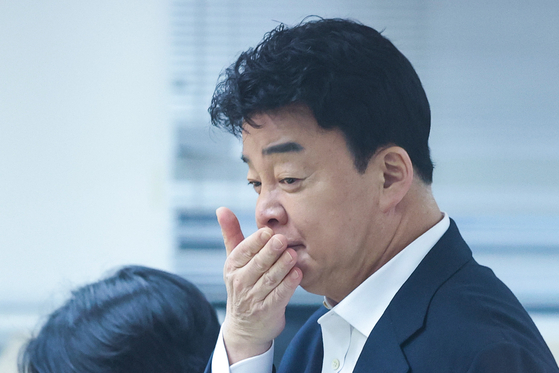 Celebrity chef Paik Jong-won and founder of Theborn Korea takes part in the company shareholders meeting on March 28 in southern Seoul. [YONHAP]