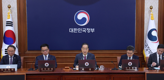 Acting President and Prime Minister Han Duck-soo, center, speaks during a Cabinet meeting at the Government Complex in central Seoul on April 14. [YONHAP]