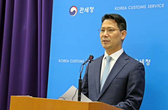 Son Sung-soo, director of the Korea Customs Service's audit and revenue bureau, talks about the agency's plans to monitor antidumping duty evasion practices at a press briefing at the Daejeon Government Complex on April 14. [YONHAP]