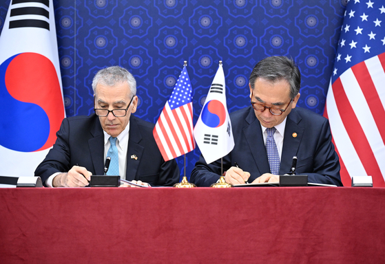 South Korean Foreign Minister Cho Tae-yul, right, and then-U.S. Ambassador to Korea Philip Goldberg sign the 12th Special Measures Agreement at the Ministry of Foreign Affairs in central Seoul on Nov. 4, 2024. [MINISTRY OF FOREIGN AFFAIRS]