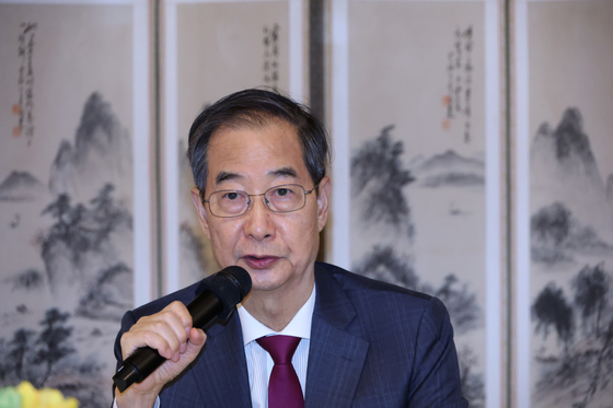 Acting President Han Duck-soo speaks at a meeting for economic security at the Prime Minister's residence in Samcheong-dong, Jongno District in central Seoul on April 14. [JOINT PRESS CORPS]